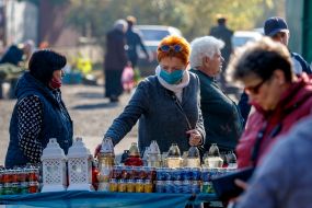 Женщина в защитной маске выбирает лампадки