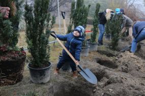 Мальчик с лопатой