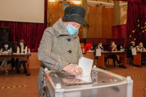 Elderly woman voice at a polling station in Kharkiv