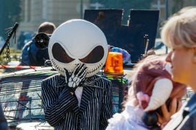 Молодой человек в костюме для празднования Хэллоуина