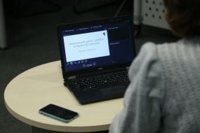 Proceedings of the press conference on a laptop screen