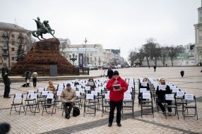 Участники акции “Пустые стулья”