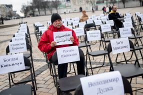 Участники акции “Пустые стулья”