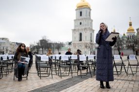 Участники   акции “Пустые стулья”