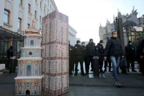 Макет колокольни Софийского собора и многоэтажки