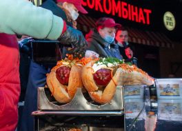 Presentation of a giant hot dog