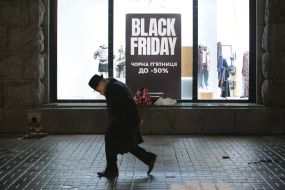 Информация о дне грандиозных скидок "Черная пятница" (Black Friday) в витрине магазина в Киеве