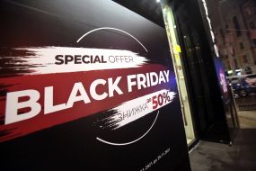 Информация о дне грандиозных скидок "Черная пятница" (Black Friday) у входа в магазин в Киеве