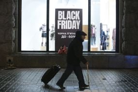 Информация о дне грандиозных скидок "Черная пятница" (Black Friday) в витрине магазина в Киеве