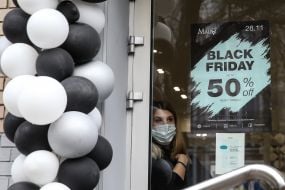 Информация о дне грандиозных скидок "Черная пятница" (Black Friday) на дверях магазина в Киеве