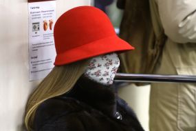 Женщина в защитной маске в метро