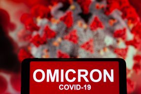 "Omicron COVID-19" on the smartphone screen