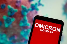 "Omicron COVID-19" on the smartphone screen