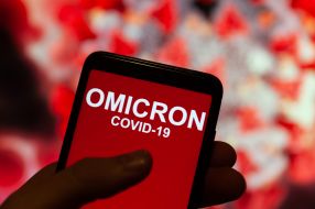 "Omicron COVID-19" on the smartphone screen