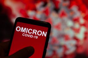 "Omicron COVID-19" on the smartphone screen