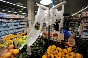 Безкоштовні одноразові пакети в продуктовому магазині