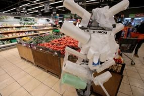 Безкоштовні одноразові пакети в продуктовому магазині