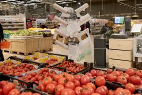 Безкоштовні одноразові пакети в продуктовому магазині