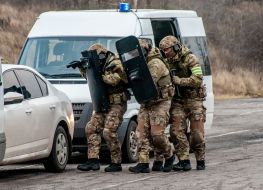 Soldiers of the National Guard demonstrate work at the checkpoint