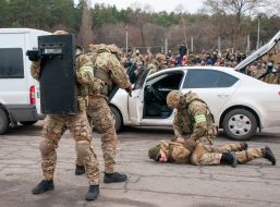 Soldiers of the National Guard demonstrate work at the checkpoint