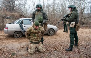 Бойцы Национальной гвардии демонстрируют работу на блокпосту
