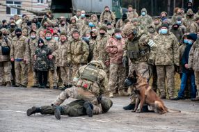 Soldiers of the National Guard demonstrate work at the checkpoint