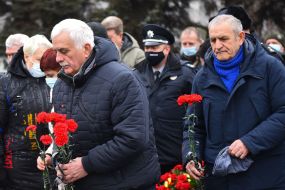 Laying flowers at the monument to the "Heroes of Chernobyl"