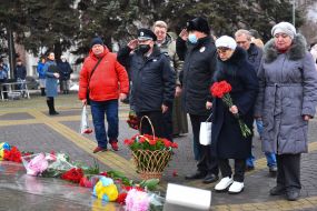 Laying flowers at the monument to the "Heroes of Chernobyl"