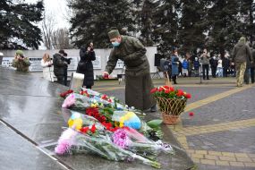 Laying flowers at the monument to the "Heroes of Chernobyl"