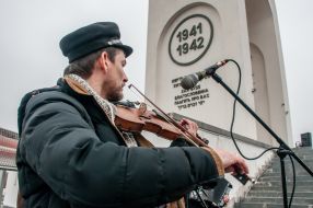 Мужчина играет на скрипке