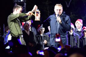 Plastuns pass the Bethlehem Fire of Peace to Lviv Mayor Andriy Sadov