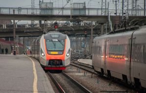 Поїзд «Слобожанський експрес» на пероні станції  "Харків-пасажирський"