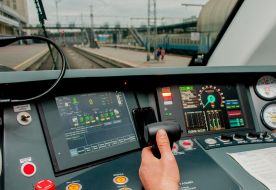 У кабіні машиніста поїзда «Слобожанський експрес»