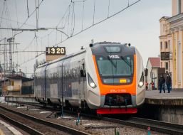 Поїзд «Слобожанський експрес» на пероні станції  "Харків-пасажирський"