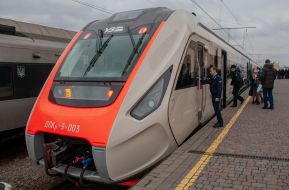 Slobozhansky Express train on the platform of Kharkiv-Pasazhyrsky station