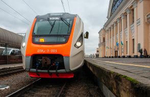 Slobozhansky Express train on the platform of Kharkiv-Pasazhyrsky station