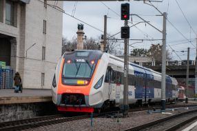 Slobozhansky Express train on the platform of Kharkiv-Pasazhyrsky station
