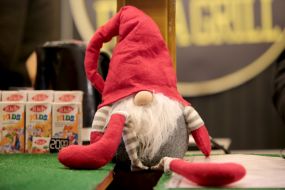 Новорічний гном на прилавку