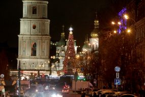 Головна новорічна ялинка біля дзвінниці Софійського собору на Софійській площі в Києві
