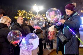 Люди держат воздушные шары