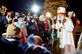 St. Nicholas communicates with children