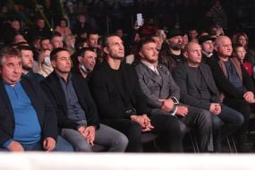 Владимир Кличко наблюдает за боем