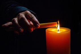 Торжественная церемония передачи вифлеемского огня мира общине города