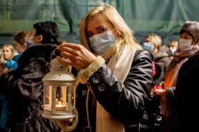 Торжественная церемония передачи вифлеемского огня мира общине города