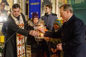 Торжественная церемония передачи вифлеемского огня мира общине города