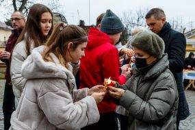 Торжественная церемония передачи вифлеемского огня мира общине города