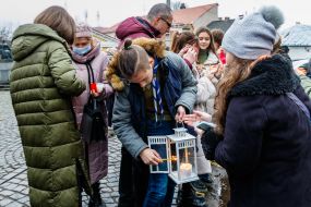 Участники "Пласта" во время церемонии передачи Вифлеемского огня мира