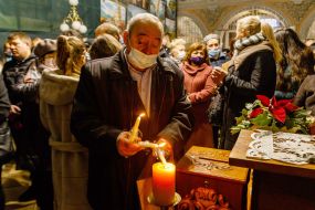 Торжественная церемония передачи вифлеемского огня мира общине города