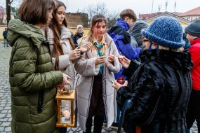 Участники "Пласта" во время церемонии передачи Вифлеемского огня мира