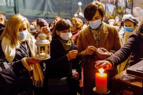 Торжественная церемония передачи участниками "Пласта" вифлеемского огня мира общине города